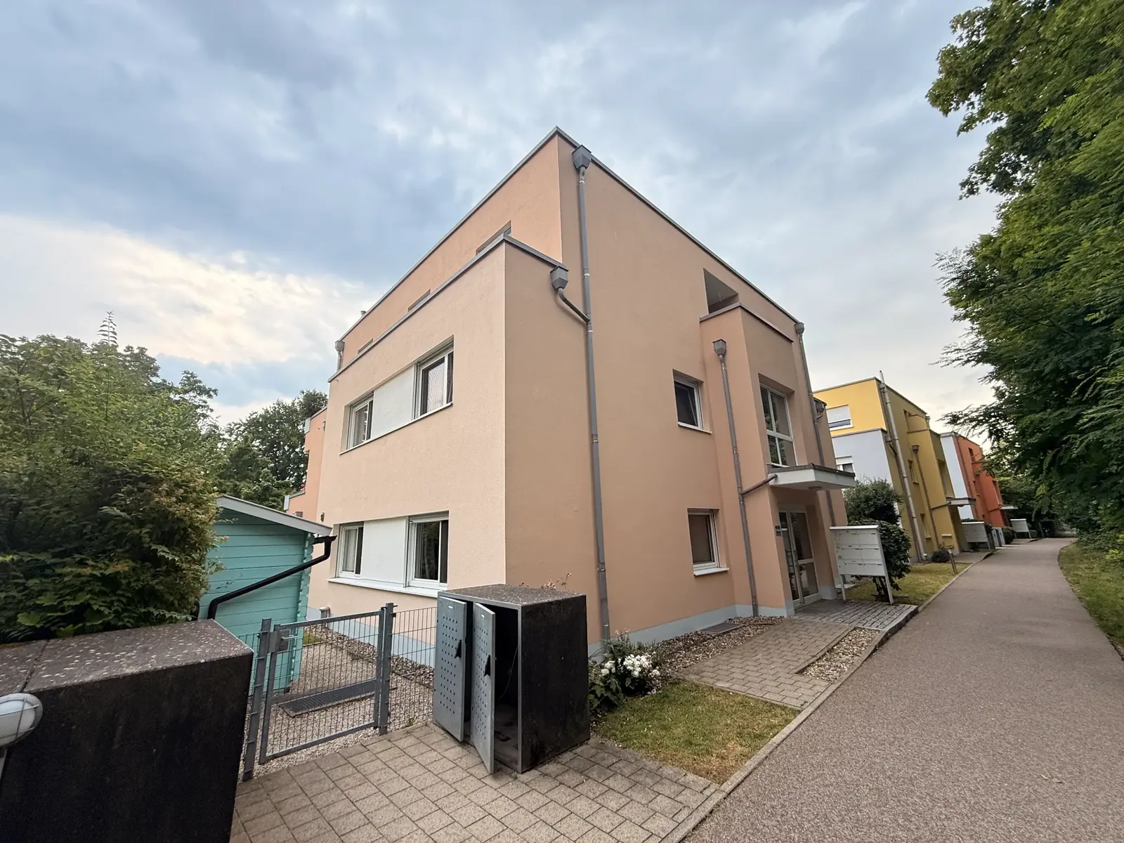 Mehrfamilienhaus nach ausgeführtem Fassadenanstrich